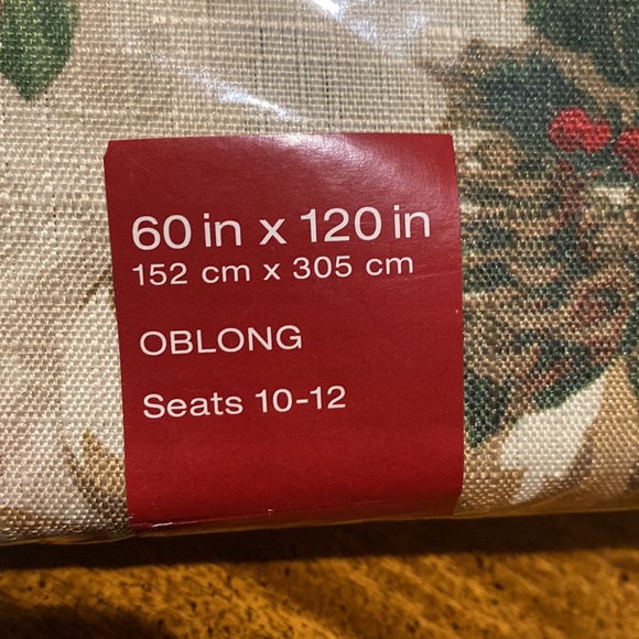 HOLIDAY TABLECLOTH W NAPKINS, 60x120, new in box, 8 matching napkins - Picture 4 of 6